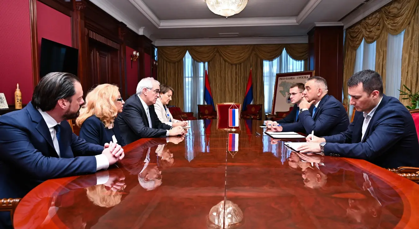 Предсједник Владе Републике Српске Саво Минић састао се данас у Бањалуци са шефом Мисије ОЕБС-а у БиХ амбасадором Риком Холцаплом.