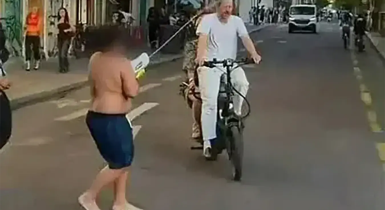Хамза Ф. напада Парижана воденим пиштољем.