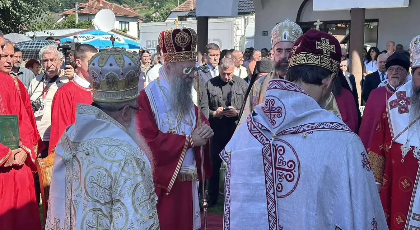 Патријарх српски Порфирије стигао у Братунац гдје ће у порти Храма Успења Пресвете Богородице служити литургију.