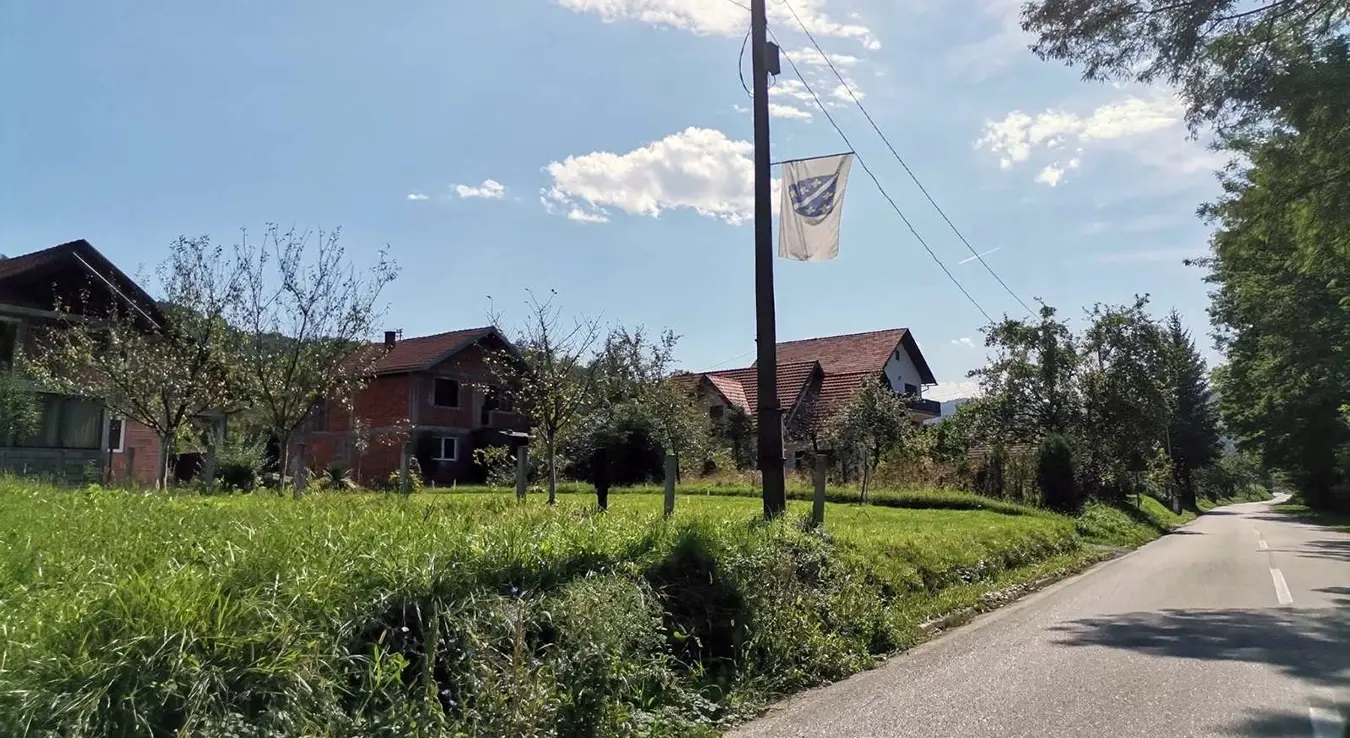 Српске повратнике дочекале ратне заставе тзв. Армије БиХ и прецртане ћириличке ознаке