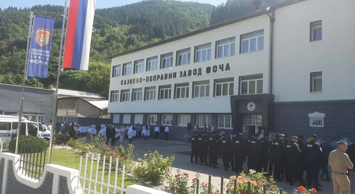 Управна зграда Казнено-поправног завода /КПЗ/ Фоча добила је нови изглед, а установа виши ниво безбједности, након што је Министарство правде Републике Српске уложило 800.000 КМ у реновирање фасаде и столарије, уређење партера, обнову канцеларијског намјештаја и набавку савремене опреме за службу обезбјеђења.