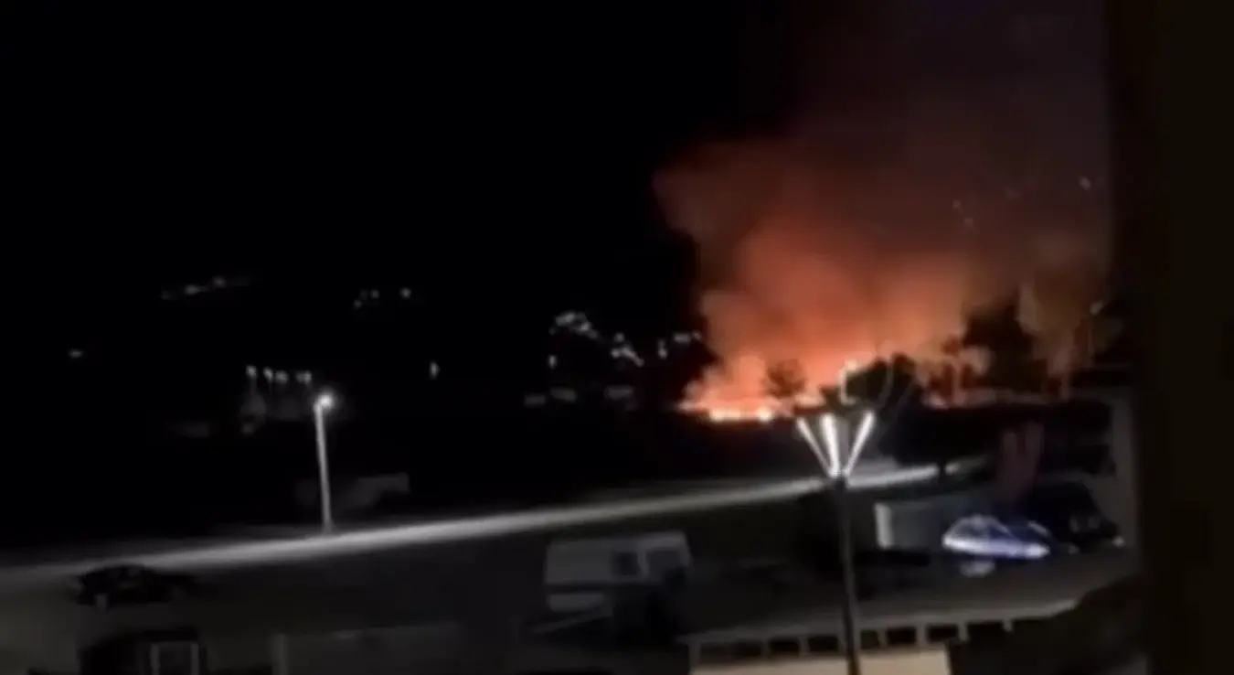 Избио пожар на плажи Јаз у Црној Гори.