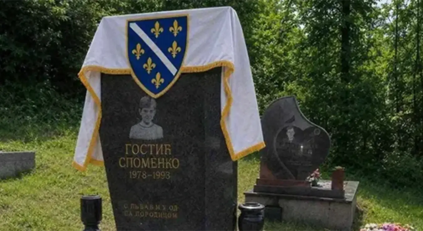 Ставили заставу РБиХ на споменик Споменку Гостићу