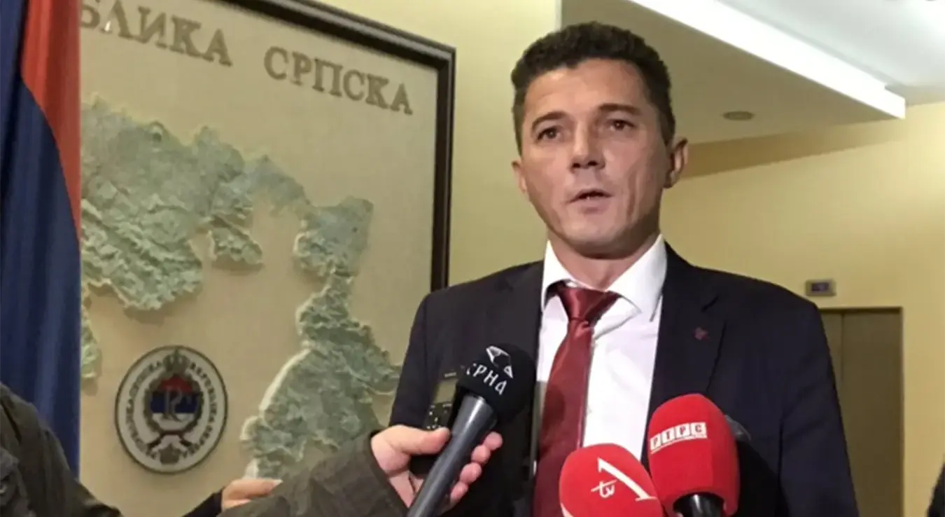 Бивши предсједник Општинског одбора ДНС-а Гацко, Жељко Тепавчевић на конференцији за медије