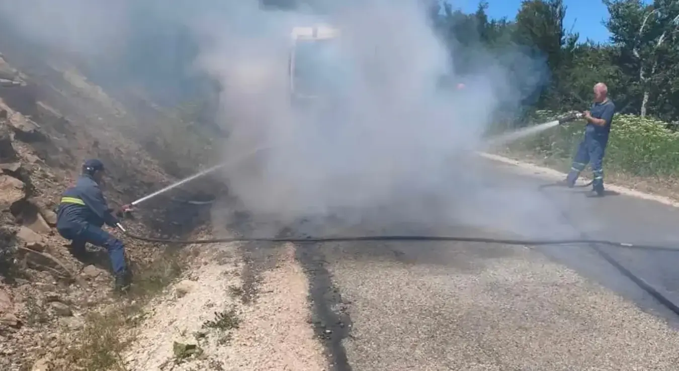 Запалио се камион
