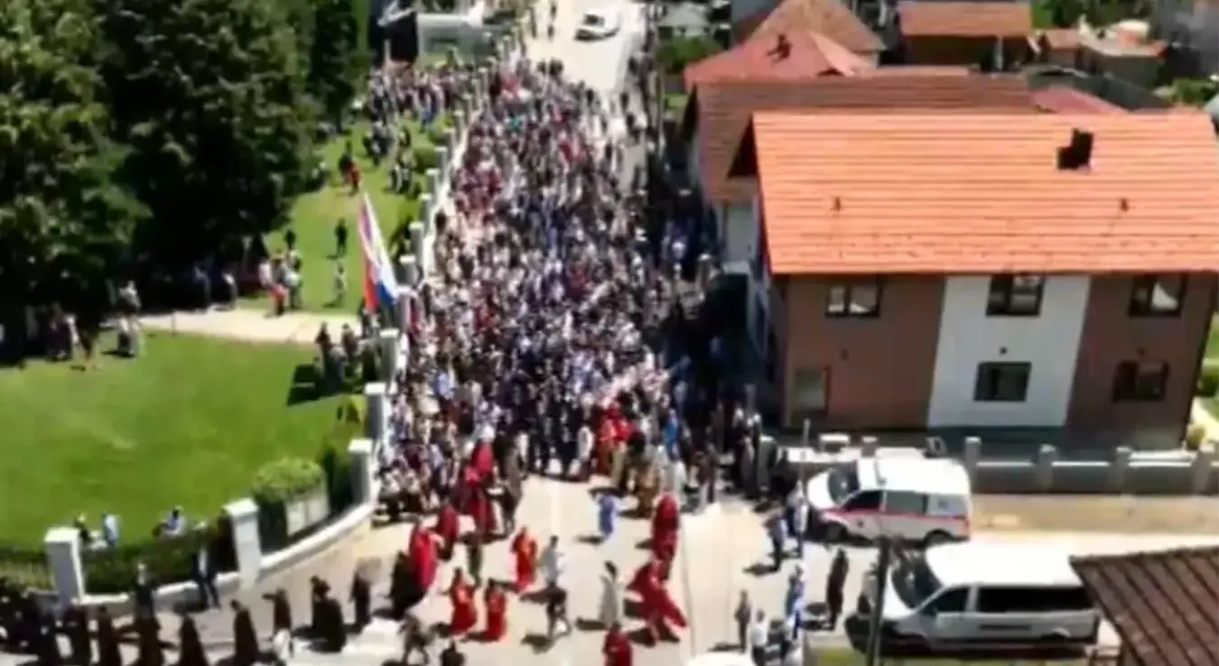 Његова светост патријарх српски Порфирије предводи литију која је кренула од Храма Успења Пресвете Богородице до гробља у Братунцу, гдје ће служити парастос за 3.267 убијених Срба са подручја средњег Подриња и Бирчa