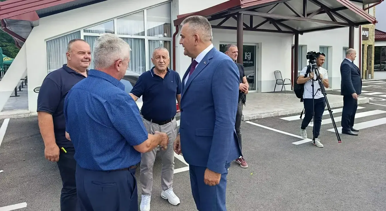 Предсједник Владе Републике Српске Саво Минић честитао је Драгану Крндији, који је одлучио да се послије 35 година врати из Беча у родно Шипово, купи хотел и уложи велика средства у његово реновирање, те најавио институционалну подршку даљем уређењу.