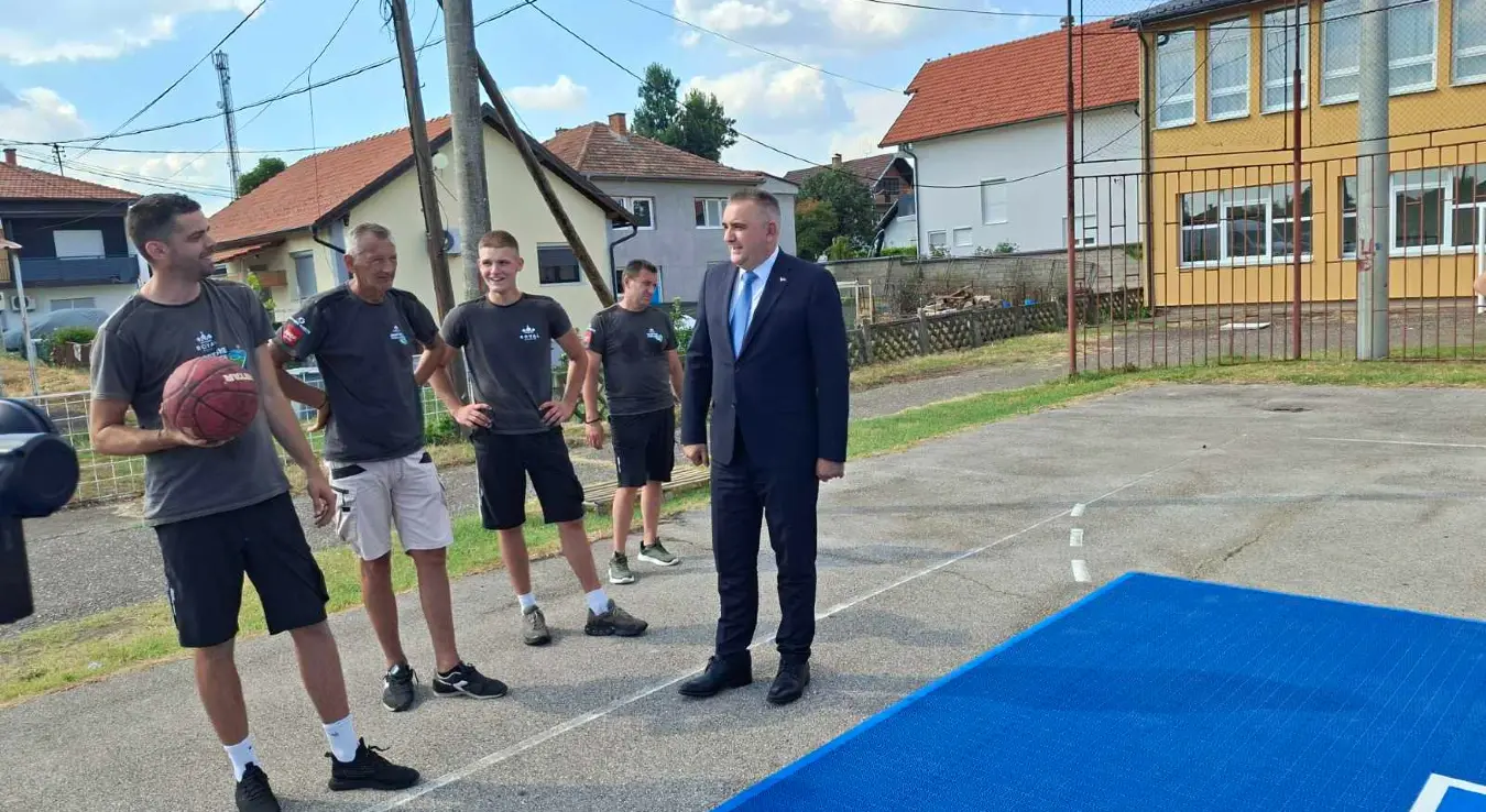 Предсједник Владе Републике Српске Саво Минић отворио је кошаркашко игралиште у Средњошколском центру "Никола Тесла" у Шамац.