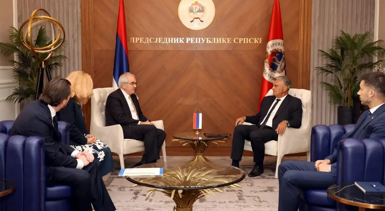 Предсједник Републике Српске Синиша Каран  са шефом Мисије ОЕБС-а у БиХ, амбасадором Риком Холцаплом.