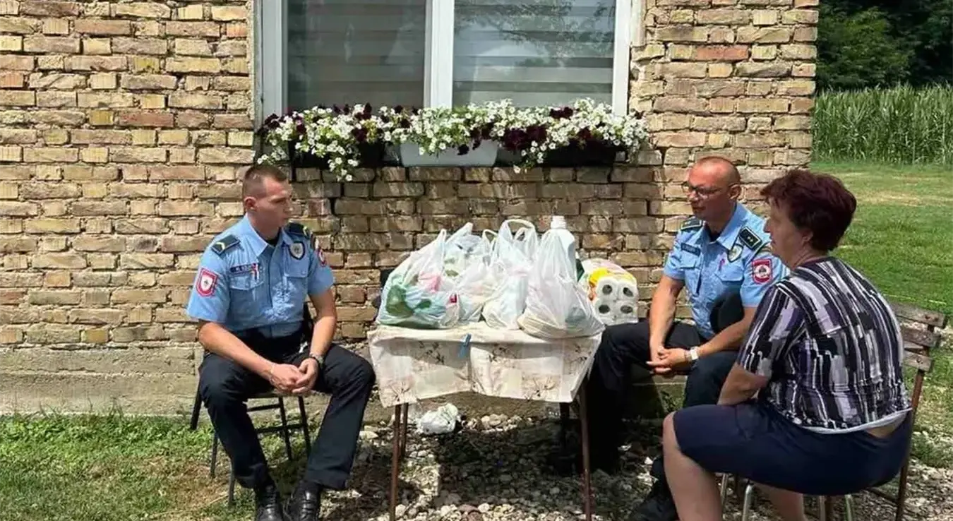 Полицијски службеници Полицијске управе Градишка уручили су новчану помоћ и основне животне намирнице Дијани Ћулибрк из Градишке, самохраној мајци троје дјеце.