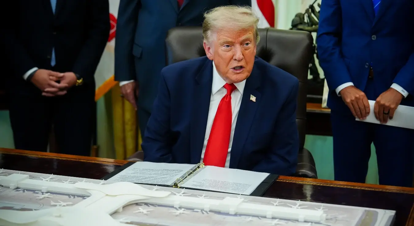 Предсједник САД Доналд Трамп говори о модернизацији Међународног аеродрома „Далес“ у Овалном кабинету Бијеле куће, у сриједу, 29. јула 2026. године, у Вашингтону.