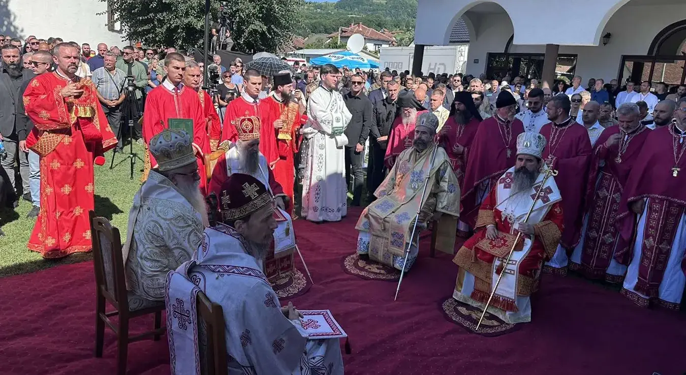 Патријарх српски Порфирије стигао у Братунац гдје ће у порти Храма Успења Пресвете Богородице служити литургију.