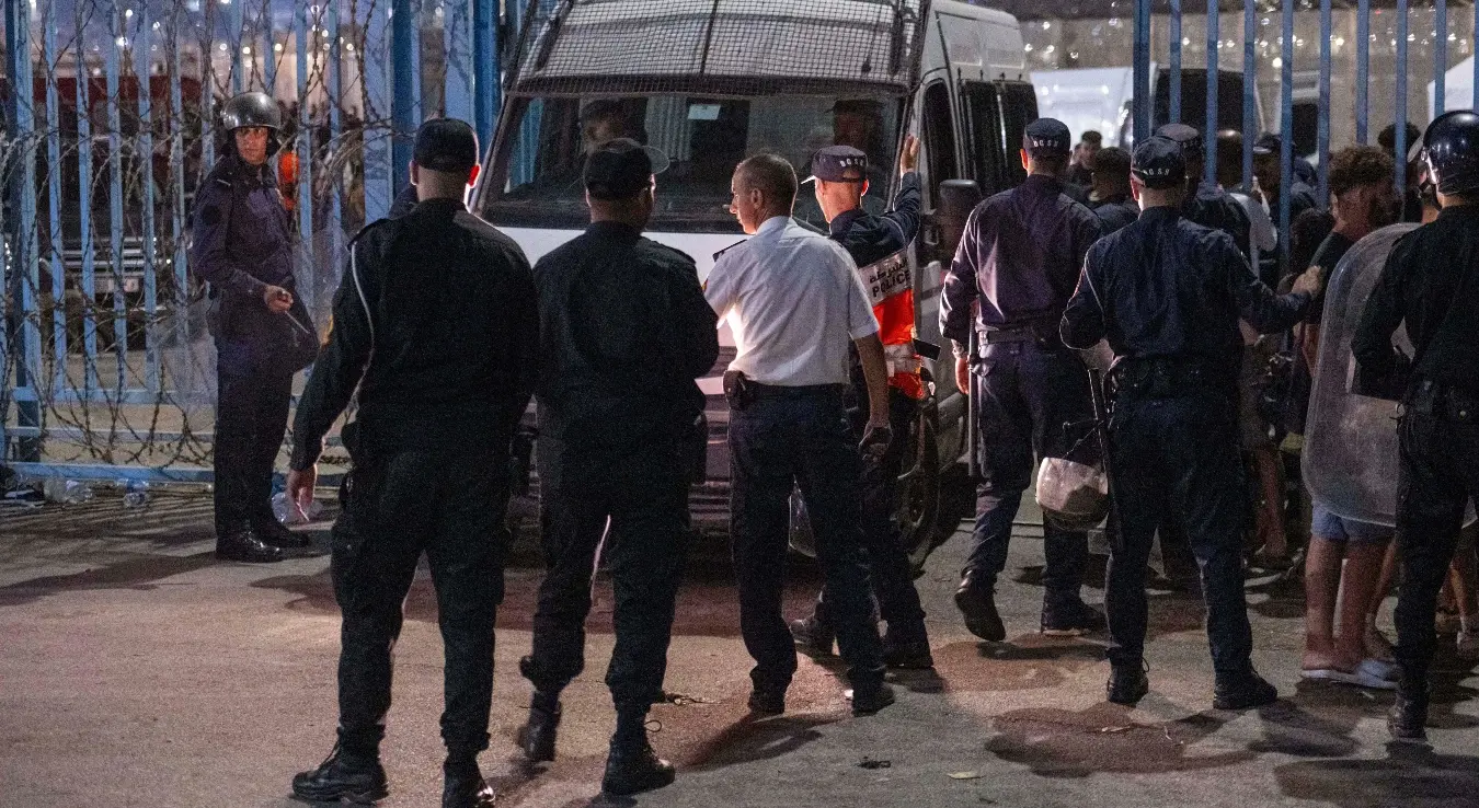 Безбједносне снаге стоје на стражи док људи покушавају да пређу из мароканског сјеверног града Фнидека у шпанску енклаву Сеуту, у четвртак, 30. јула 2026.