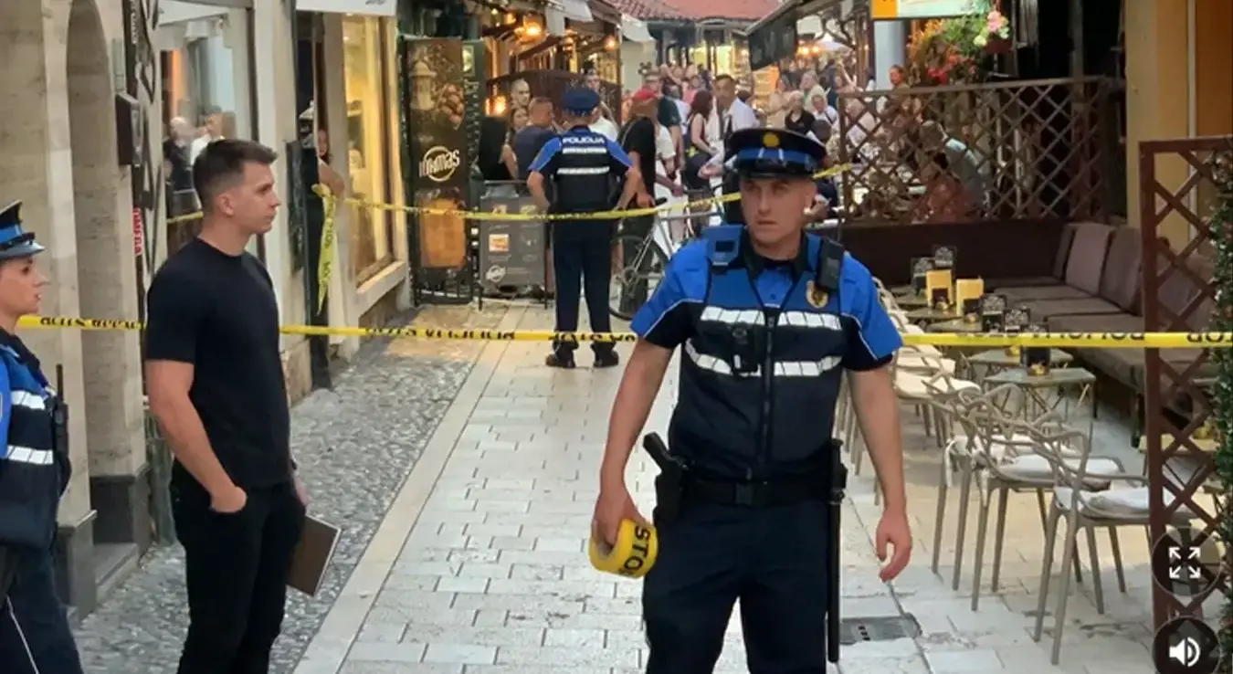 Полицајци блокирали улицу након пуцњаве на Башчаршији.