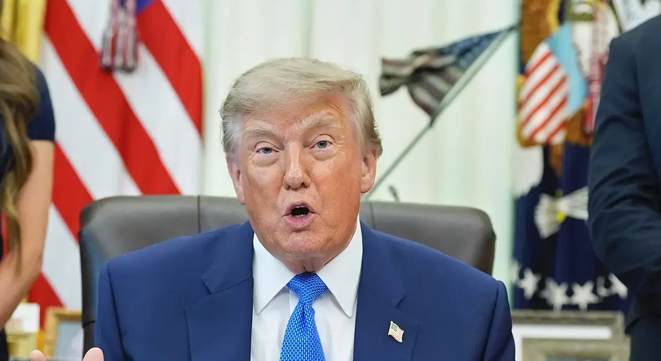 Председник Доналд Трамп говори током састанка поводом потписивања извршне уредбе о вакцинама, у понедјељак, 10. августа 2026. године, у Овалном кабинету Бијеле куће у Вашингтону.