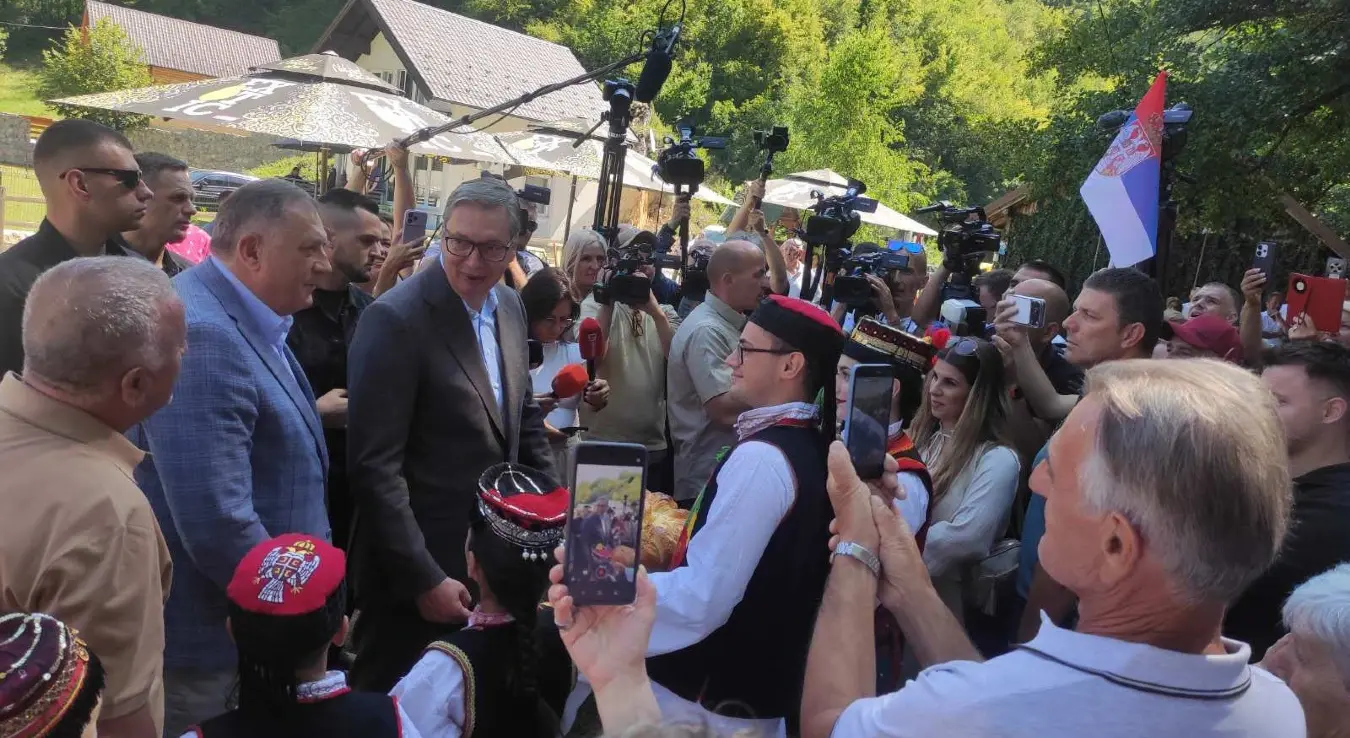 Предсједник СНСД-а Милорад Додик и предсједник Србије Александар Вучић стигли су на туристичко одредиште Јањске отоке у Шипову, гдје је за њих и бројне званице организовано заједничко дружење и весеље.