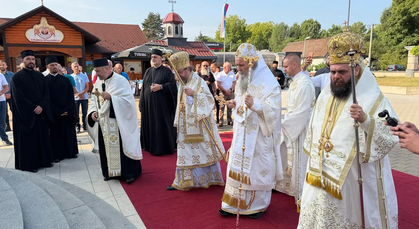 Теслић - митрополит Фотије - Света литургија