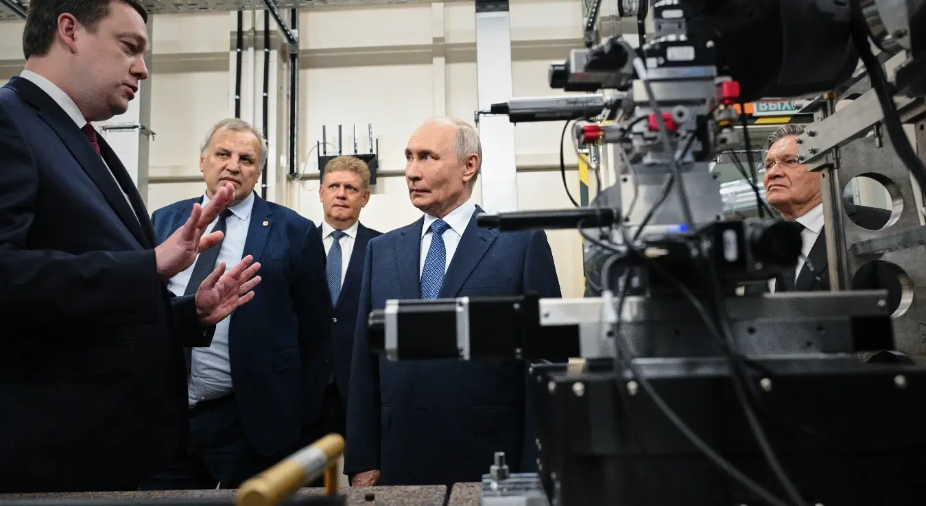 Руски предсједник Владимир Путин, у средини, обилази постројење „Сибирски прстен извора фотона“ за синхротронско зрачење, намијењено мултидисциплинарним истраживањима, у Колцову код Новосибирска у Русији, у уторак, 11. августа 2026. године.