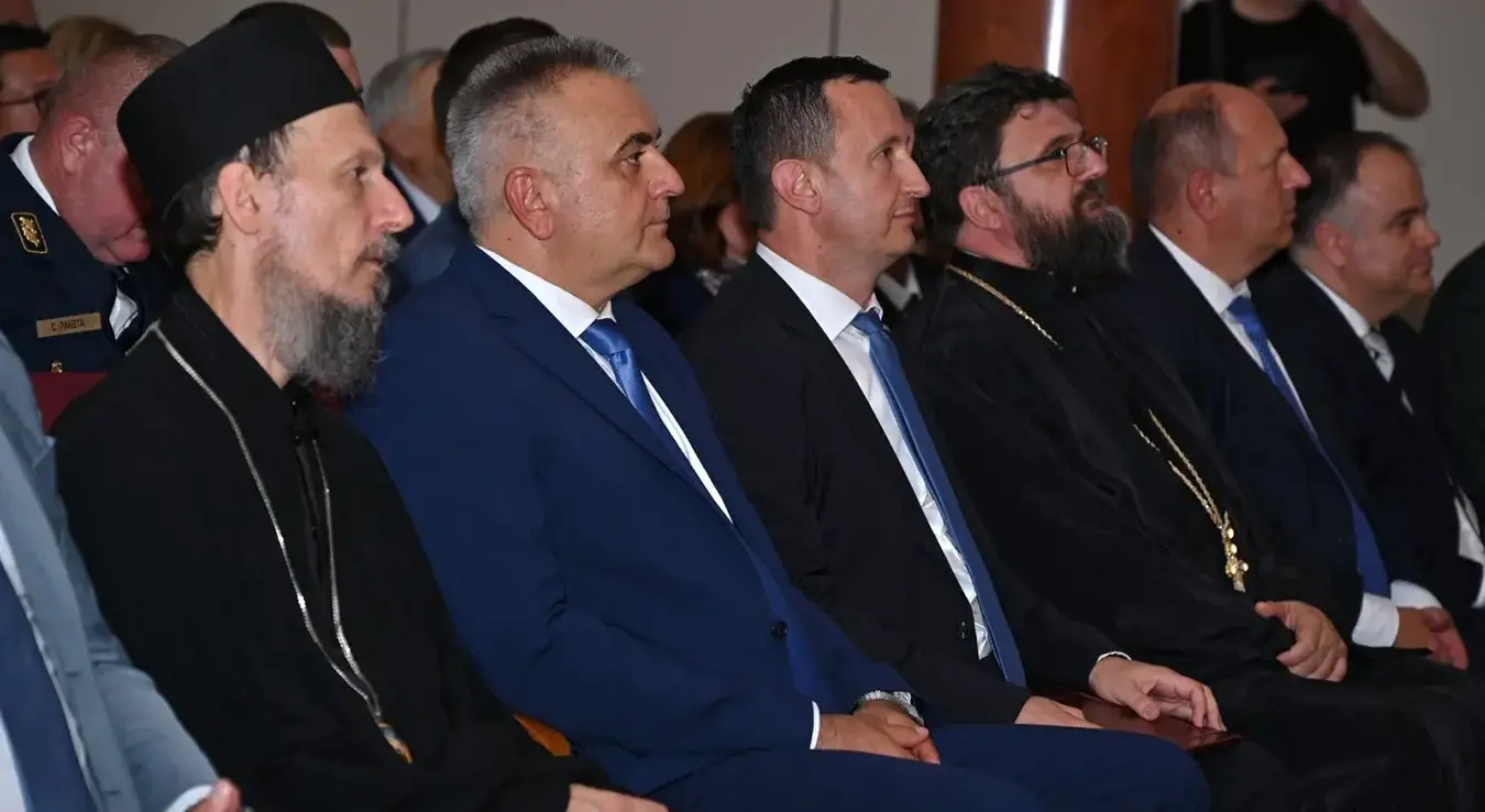 У току је свечана сједница Скупштине града Требиње, којој присуствује и премијер Републике Српске Саво Минић.