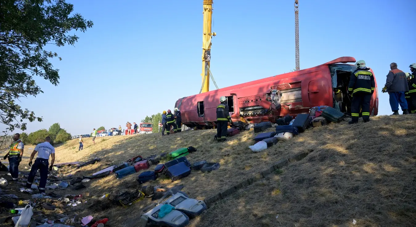 Екипе хитних служби на мjесту несреће након што је путнички аутобус слетио са пута и преврнуо се у канал поред ауто-пута између мјеста Мезекерестеш и Мезенађмихаљ у Мађарској, у недјељу, 16. августа 2026. године.