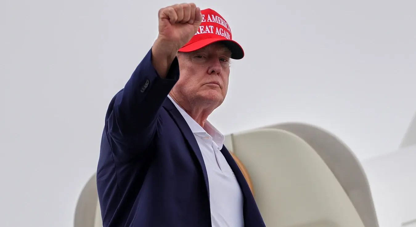 Предсједник Доналд Трамп маше док се укрцава у авион „Ер форс уан“ на аеродрому Морисонтаун, у недјељу, 16. августа 2026. године, у Морисонтауну, у Њу Џерсију.