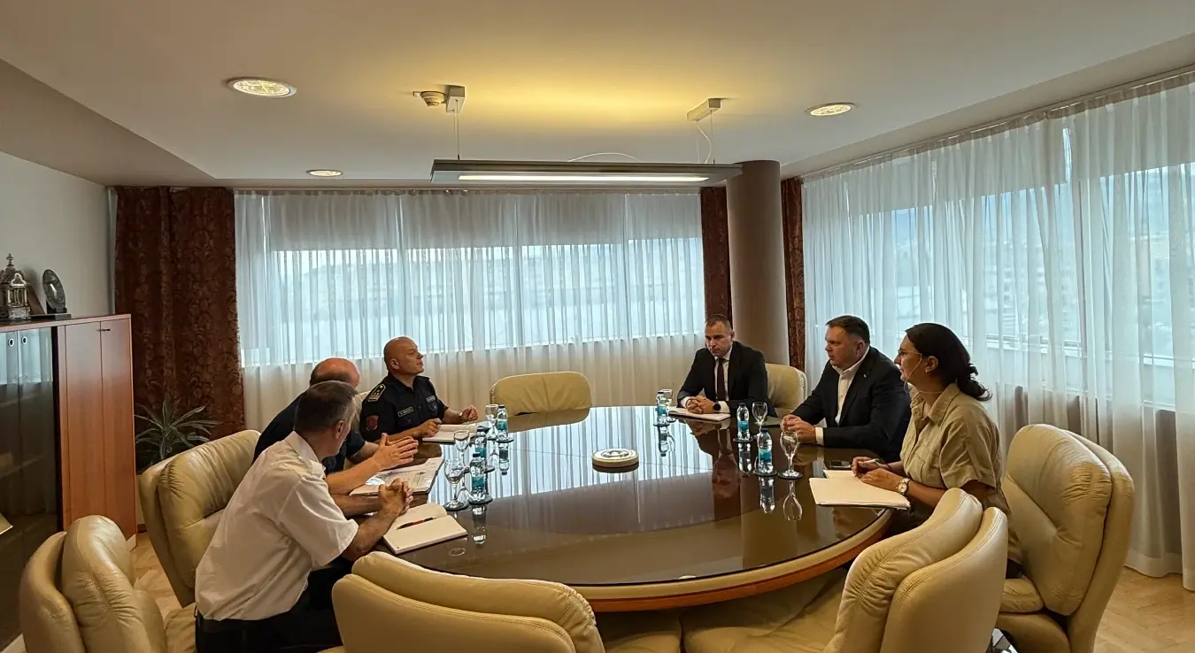 Министар унутрашњих послова Републике Српске Жељко Будимир састао се данас са представницима Ватрогасног савеза Републике Српске, са којима је разговарао о актуелној безбједносној ситуацији, са посебним освртом на стање на пожариштимаа на подручју Херцеговине, али и о стању на осталим подручјима Републике Српске.