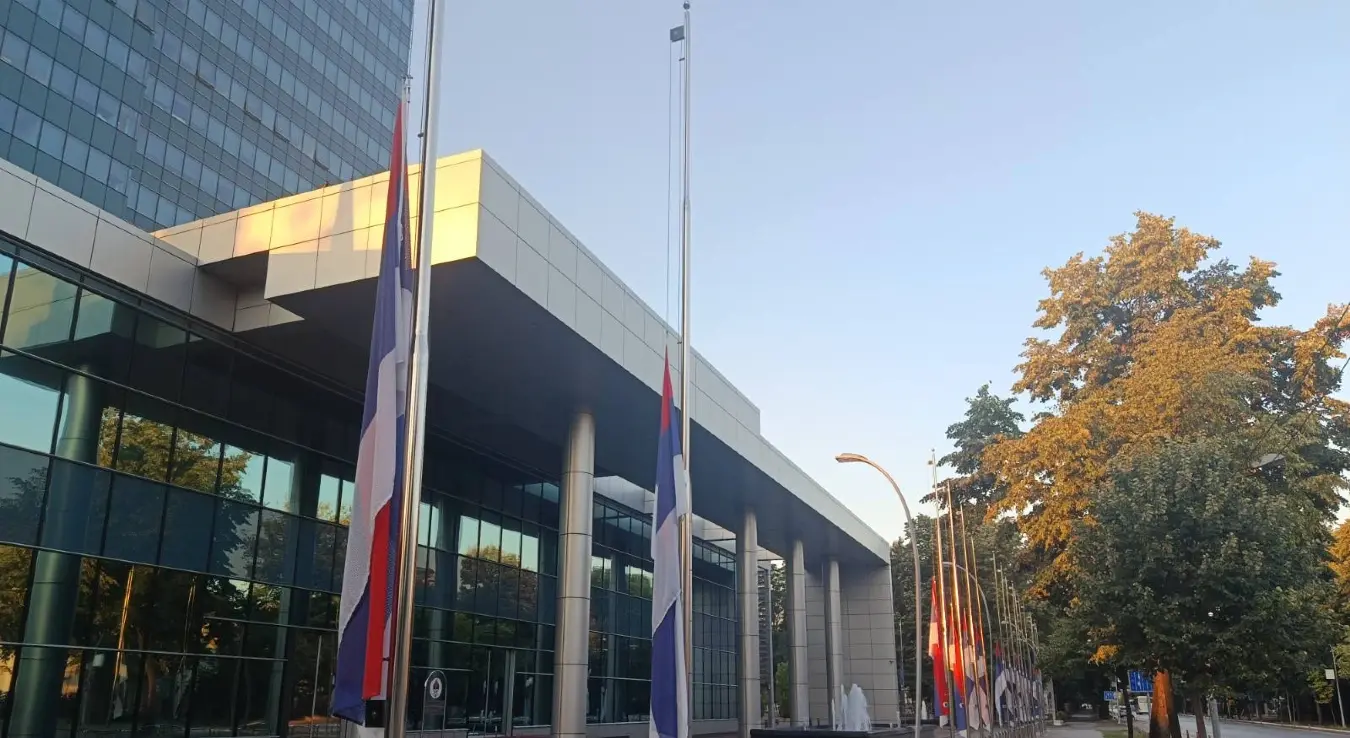 Заставе на пола копља испред Владе Републике Српске.