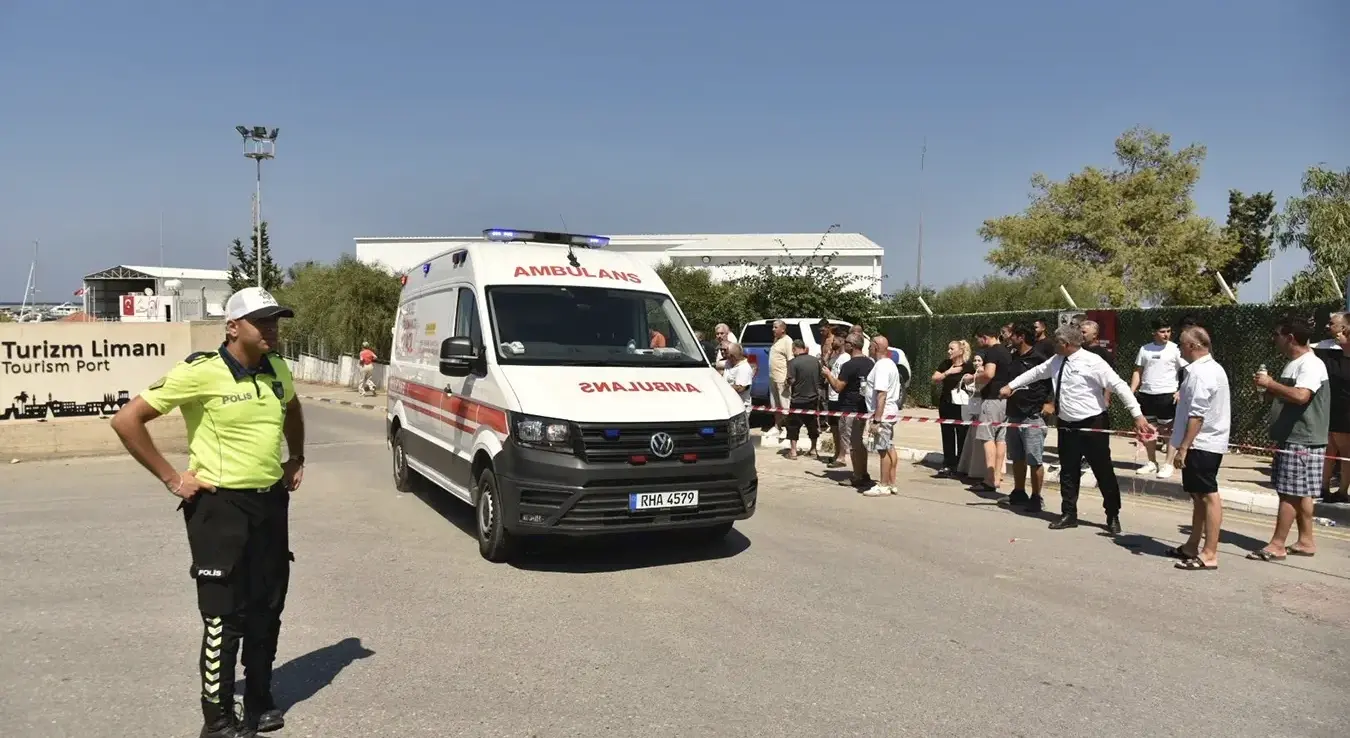 Возило хитне помоћи стиже у луку Киренија, у сјеверном дијелу Кипра под турском окупацијом, у недјељу, 30. августа 2026. године, након што се трајект типа катамаран преврнуо код сјеверне обале Кипра.