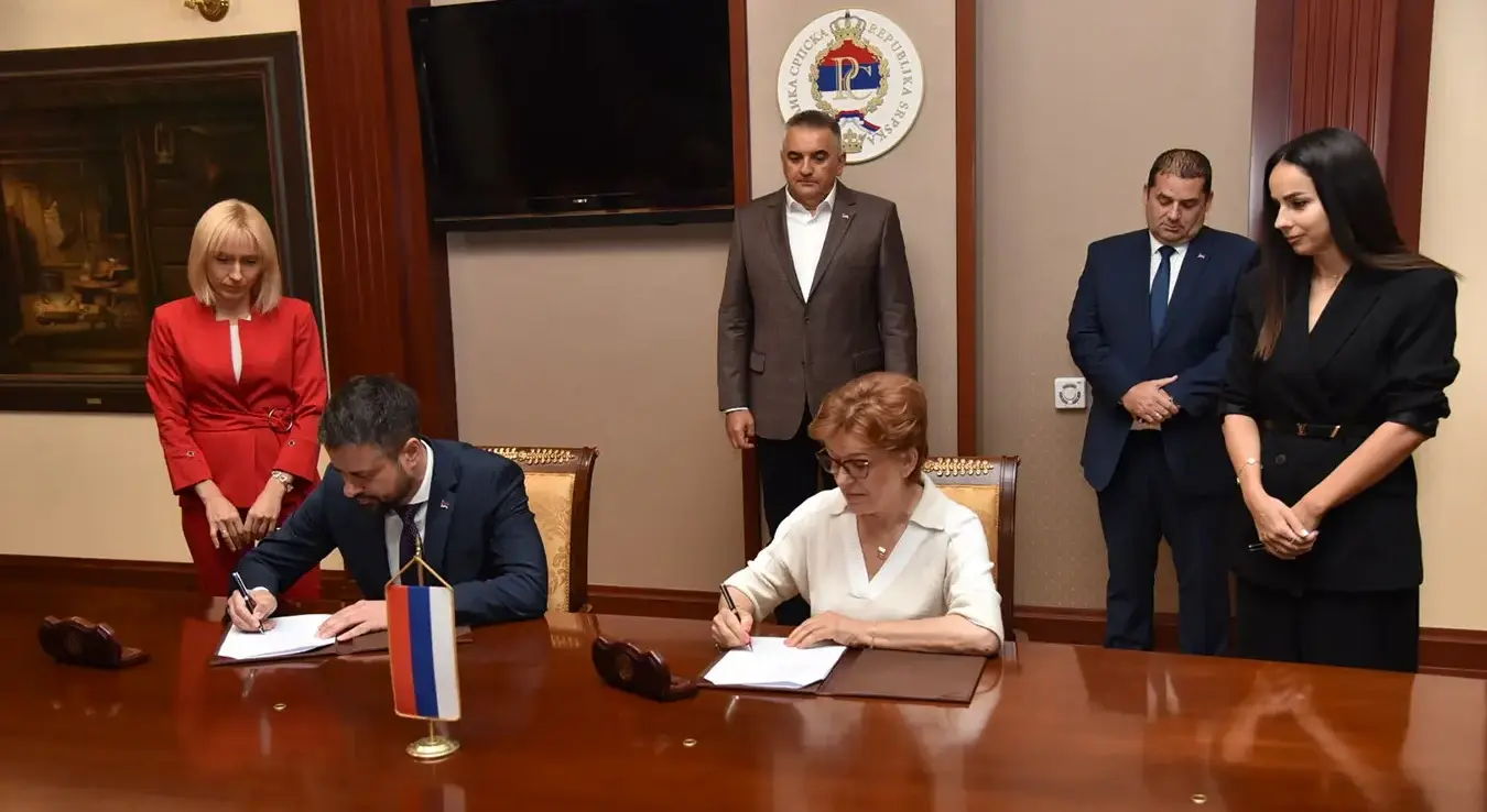Министар финансија и трезора у Савјету министара Срђан Амиџић и министар финансија Републике Српске Зора Видовић потписали су данас у Бањалуци супсидијарни споразум за пројекат "Унапређење геопросторне инфраструктуре и процјене вриједности непокретности – додатно финансирање" укупне вриједности за Републику Српску 35,2 милиона евра, односно 68,8 милиона КМ.