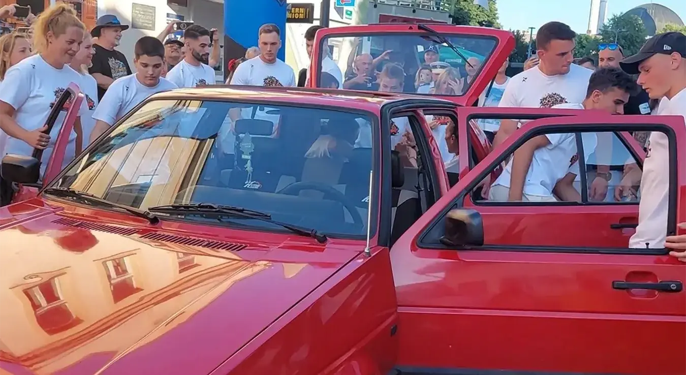 Обарање Гинисовог рекорда у броју особа које су одједном успјеле ући у аутомобил Голф 2.