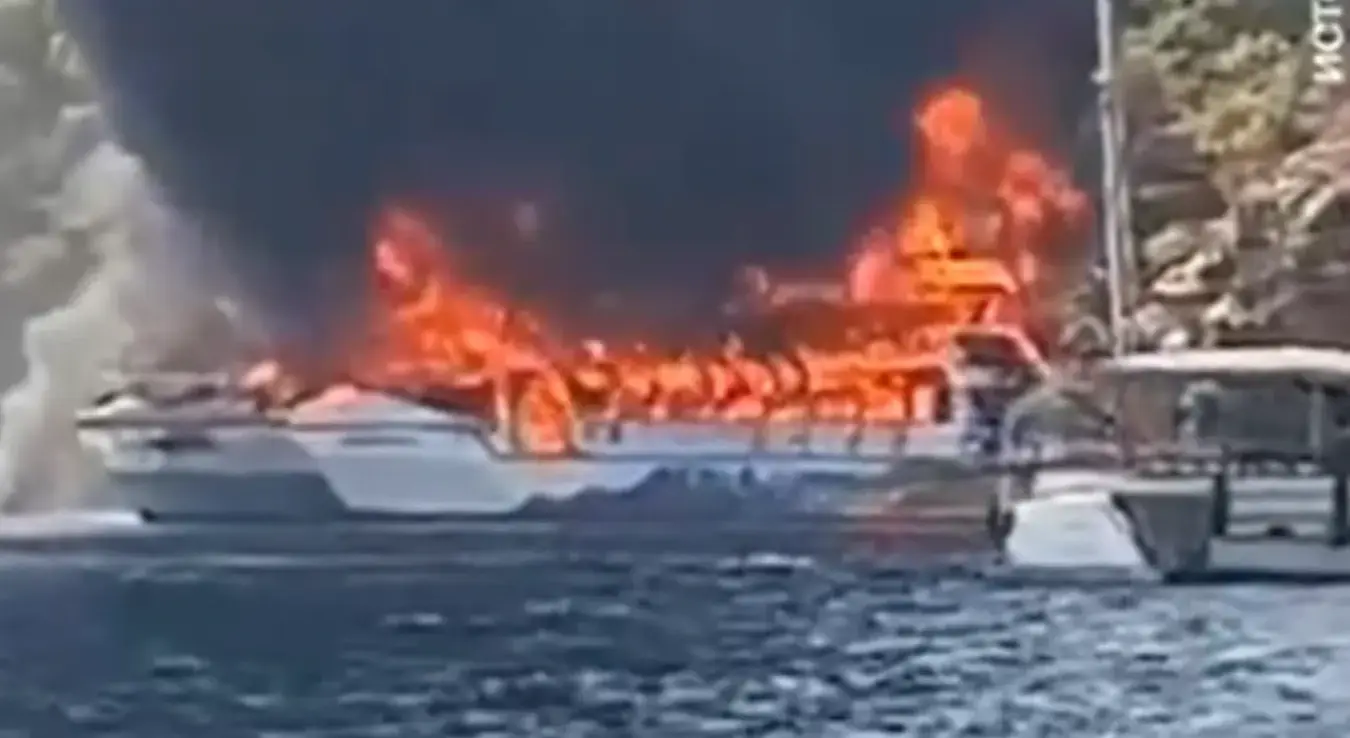 Запалио се брод у мору код Турске, туристи скакали у море да се спасу.