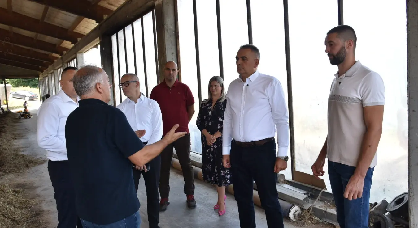 Минић у посјети газдинству Дејана Димића: Имање као примјер успјешне производње