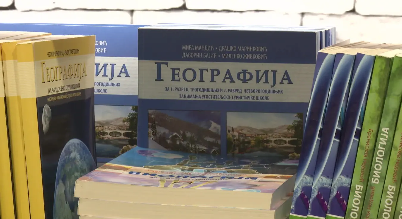 Сложени уџбеници на полицама у кеижари.