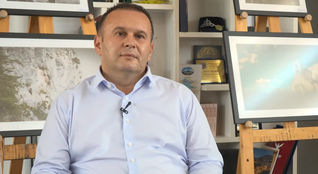 Сазнајте све кључне информације о Љубиши Ћосићу, градоначелнику Источног Сарајева и функционеру СНСД-а. Проверите детаље из његове професионалне и политичке каријере.