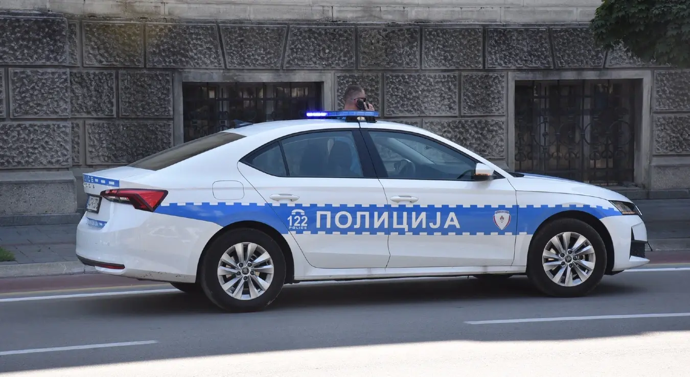 Полицијско возило паркирани испред Градске управе Бањалука
