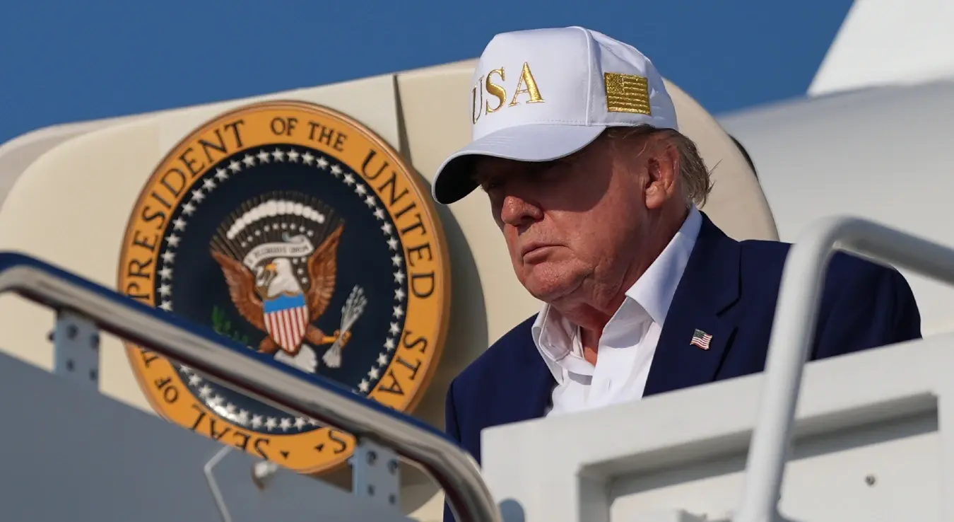 Предсједник Доналд Трамп излази из авиона „Ер форс уан“ у недјељу, 9. августа 2026. године, у бази Ендруз у Мериленду.