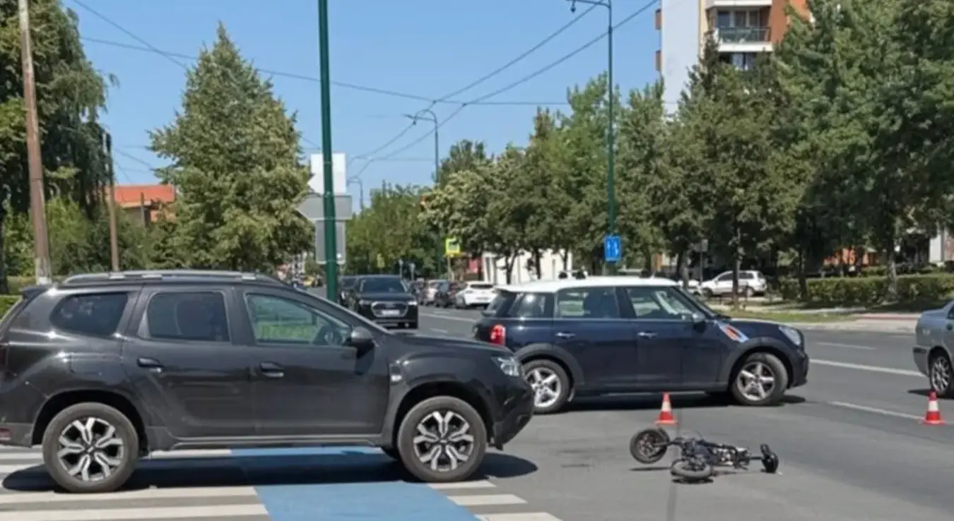 Електрични тротинет оборен на улици након саобраћајне несреће у сарајевском насељу Добриња.