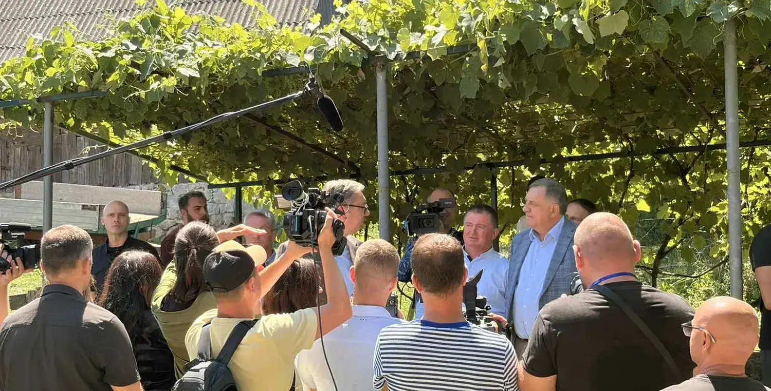 Додик и Вучић у посјети породици Илић