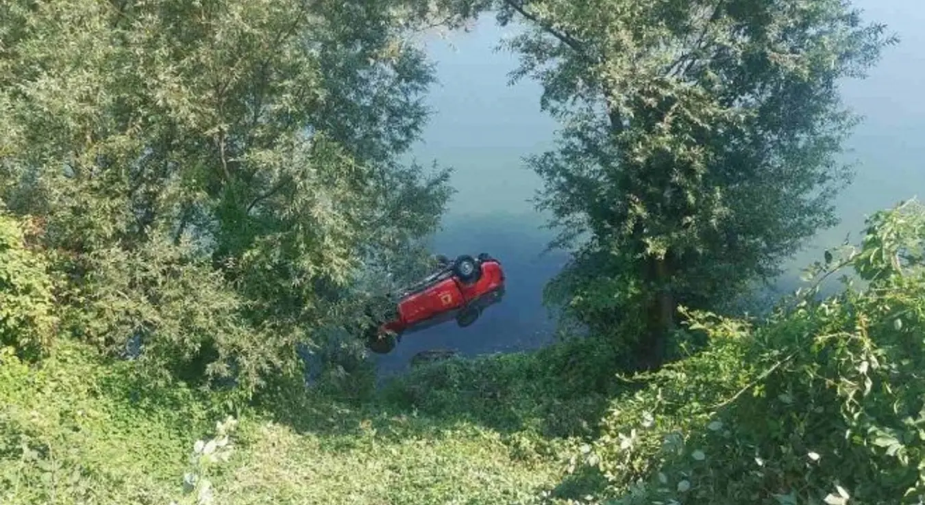 Возило Цивилне заштите извучено из Дрине