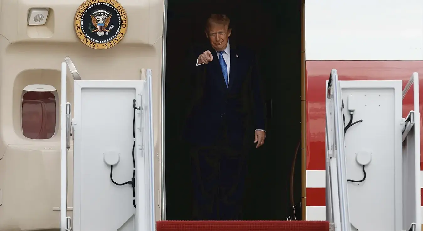 Предсједник Америке Доналд Трамп гестикулира док излази из авиона „Ер форс ван” по доласку у заједничку базу Ендруз у Мериленду, у петак, 28. августа 2026. године.
