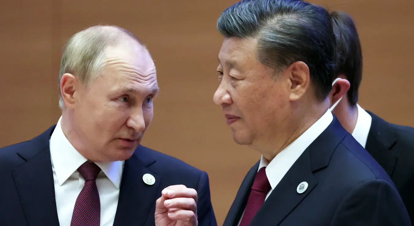 Руски предсједник Владимир Путин, лијево, гестикулира док разговара са кинеским предсједником Си Ђинпингом током самита Шангајске организације за сарадњу (ШОС) у Самарканду, Узбекистан, 16. септембра 2022. године.