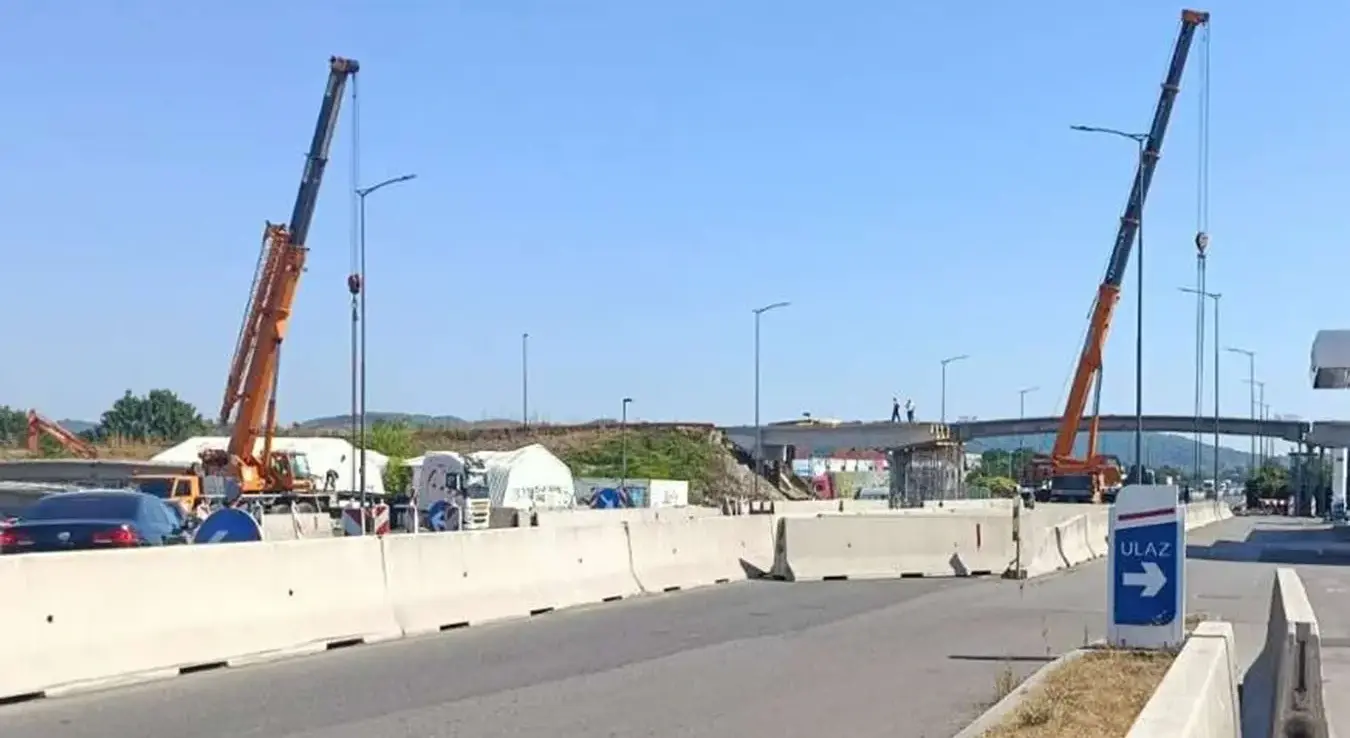 Нови надвожњак на брзој цести Бањалука-Лакташи, у насељу Трн, постављен је данас, 1. августа, чиме је направљен значајан корак у реконструкцији једне од најпрометнијих саобраћајница у Републици Српској.