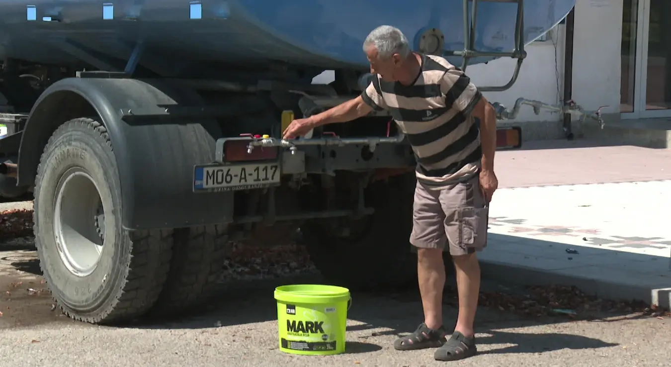 Мјештанин Пискавице покушава да сипа воду из празне цистерне
