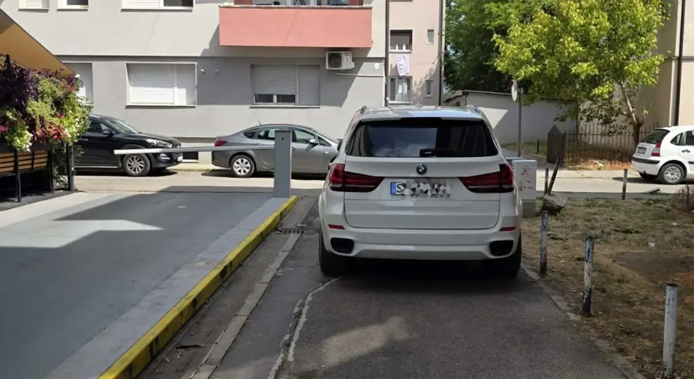 Дошао из Њемачке па паркирао ауто насред пролаза у Бањалуци