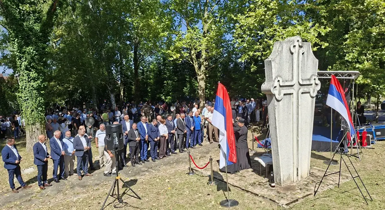 Код централног споменика Србима и Јеврејима убијеним на Илиндан 1941. године у Шушњару код Санског Моста данас су положени вијенци и цвијеће у оквиру обиљежавања 85 година од усташког злочина над 5.500 Срба и 50 Јевреја.
