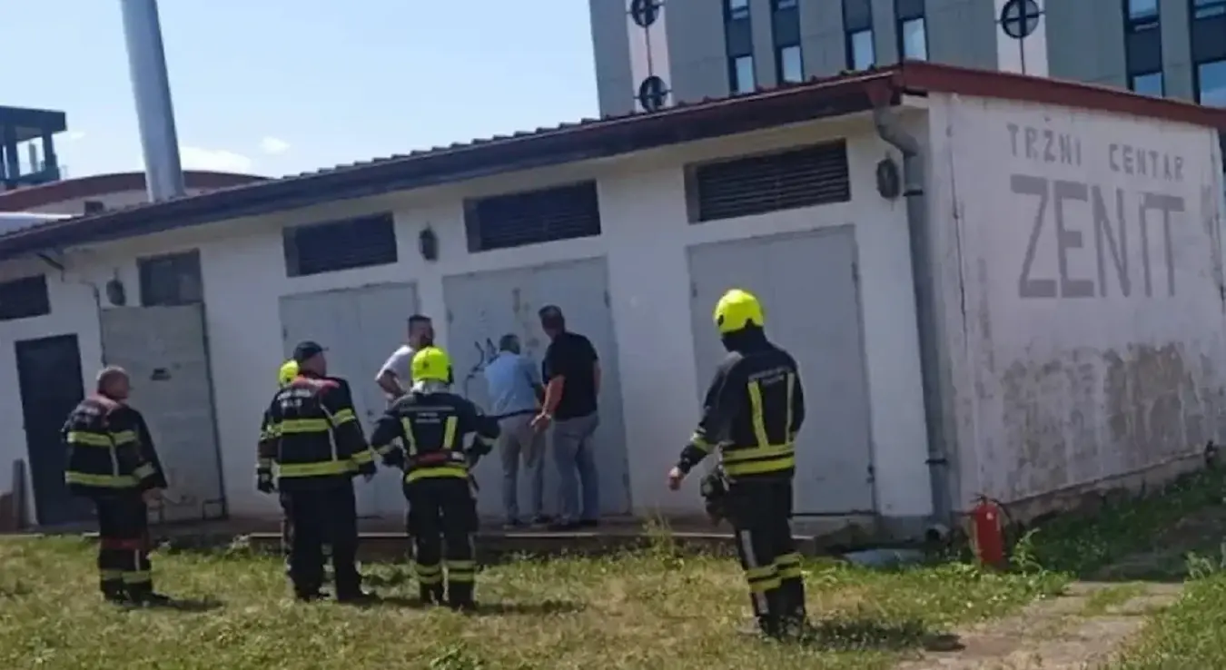 Пожар у Тржном центру Зенит, нестало и струје