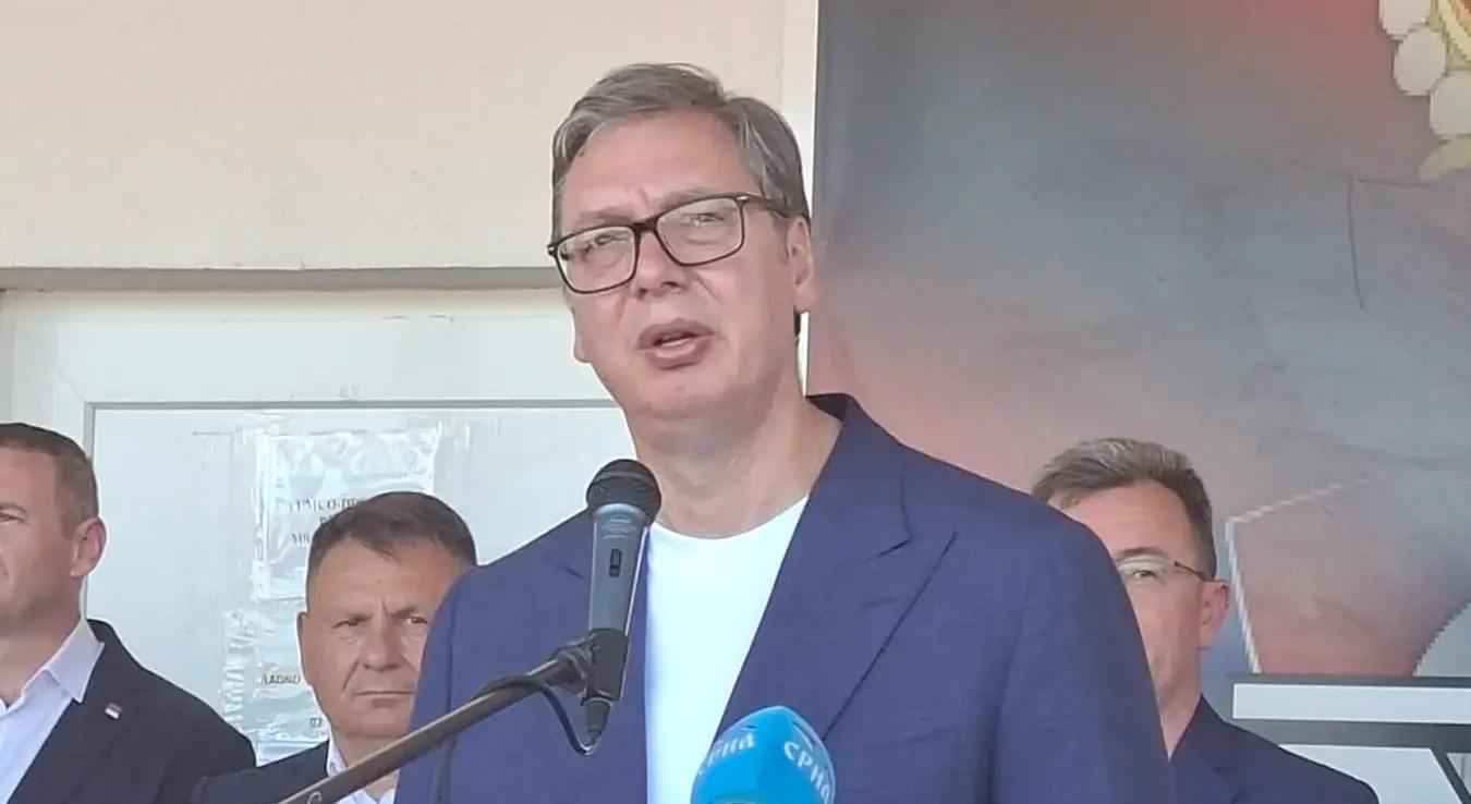 Предсједник Србије Александар Вучић у обраћању присутнима током посјете погону "Јумка" у Дрвару.