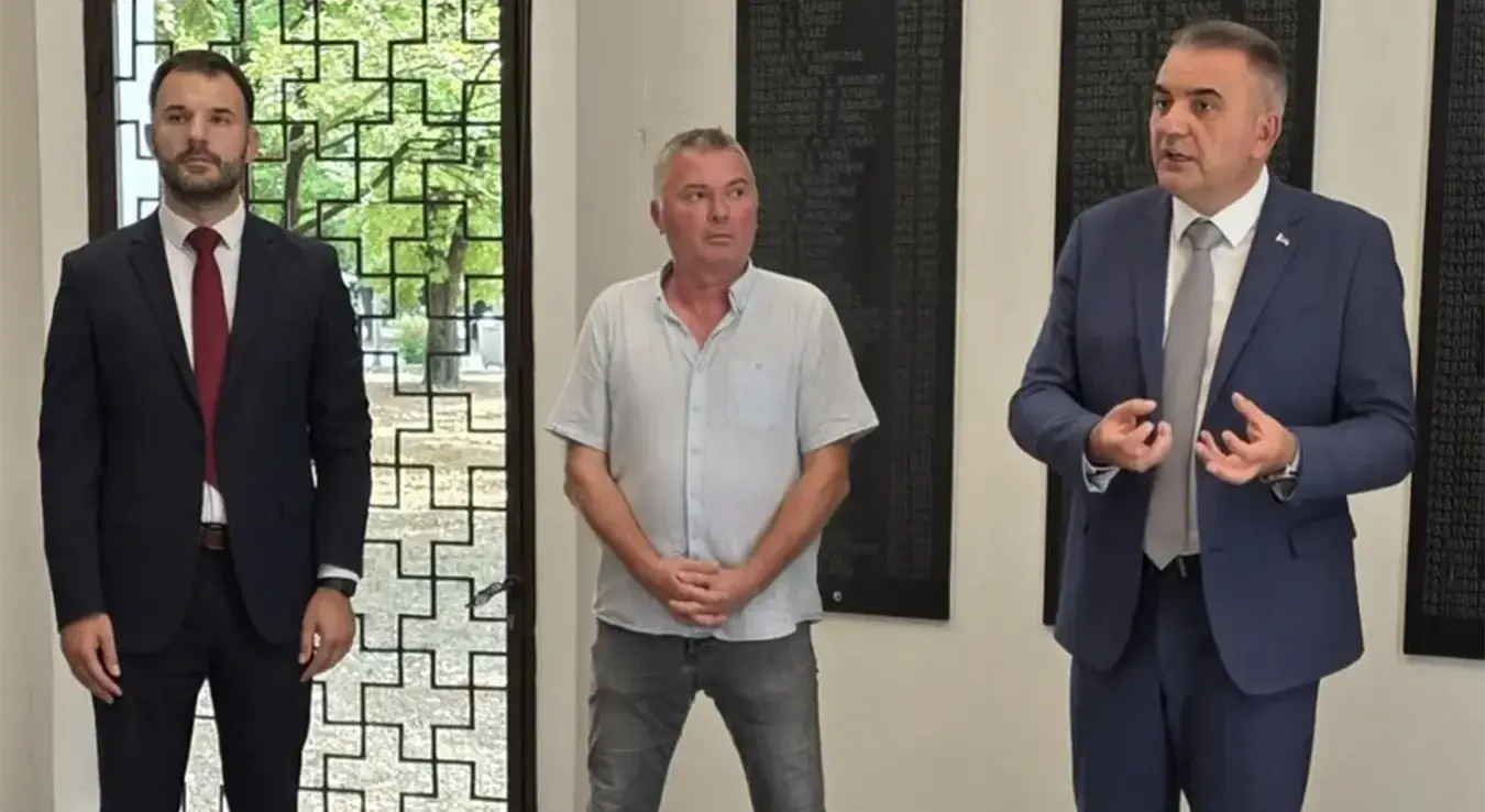 Предсједник Владе Републике Српске Саво Минић стигао је данас у посјету Приједору коју је започео полагањем вијенца на спомен-обиљежје борцима Одбрамбено-отаџбинског рата.