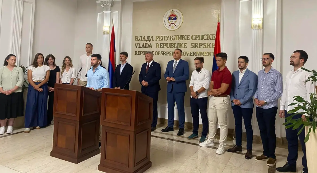 Предсједник Владе Републике Српске Саво Минић састао се данас у Бањалуци са студентима из Српске који су стипендисти Фонда "Др Милан Јелић".