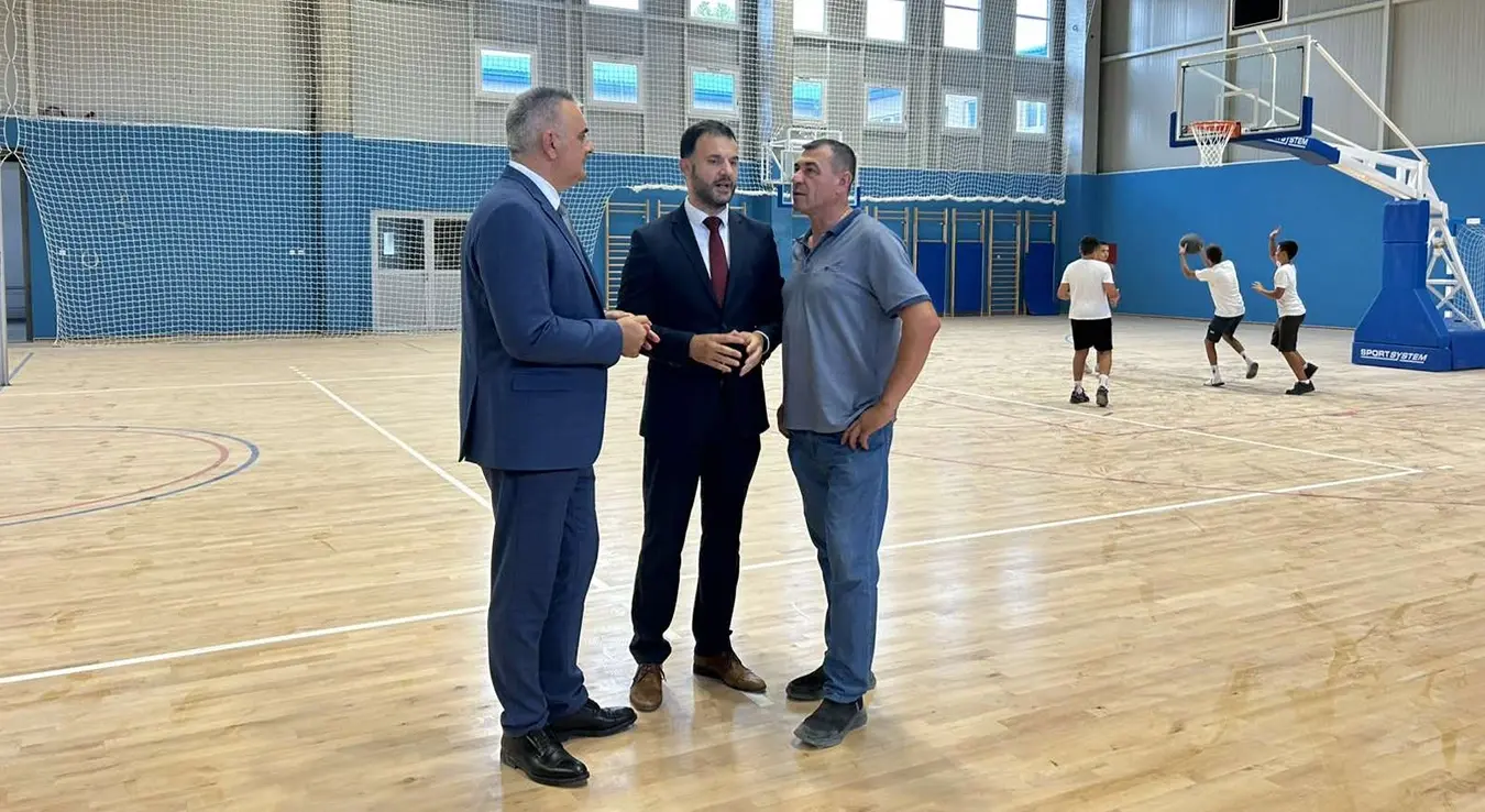 Минић у Омарској посјетио новоизграђену спортску дворану